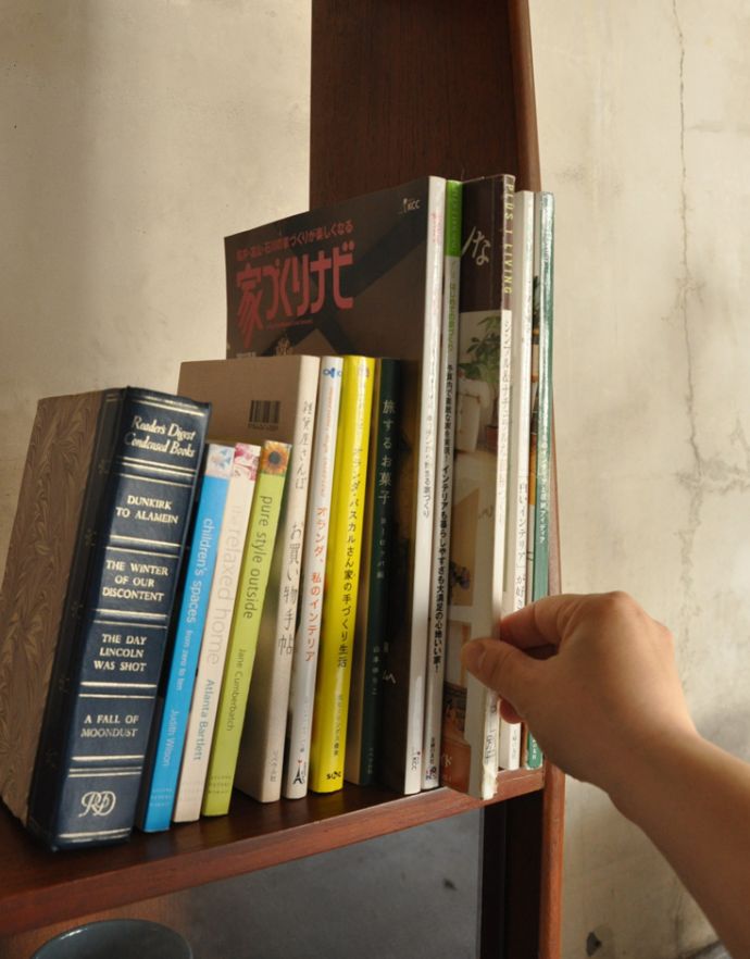 アンティークのキャビネット　アンティーク家具　本棚や飾り棚に使えるヴィンテージ家具、引き戸付きのキャビネット（ディバイダー）。雑誌やA4ファイルなどの収納もできます。(x-800-f)