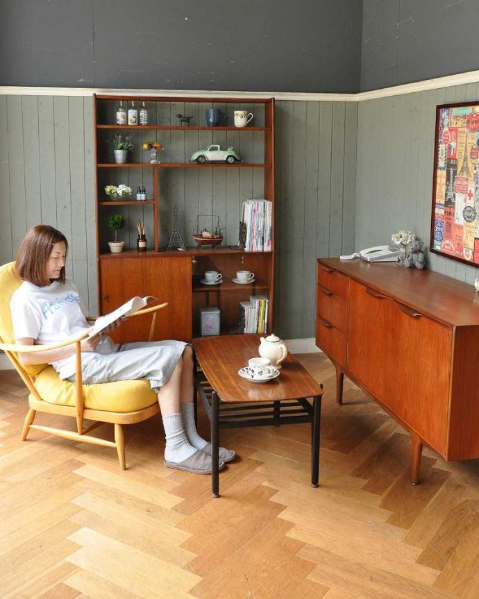 アンティークのキャビネット　アンティーク家具　本棚や飾り棚に使えるヴィンテージ家具、引き戸付きのキャビネット（ディバイダー）。どんなお部屋でもスペシャルな空間になってしまう事、間違いナシの存在感です。(x-800-f)