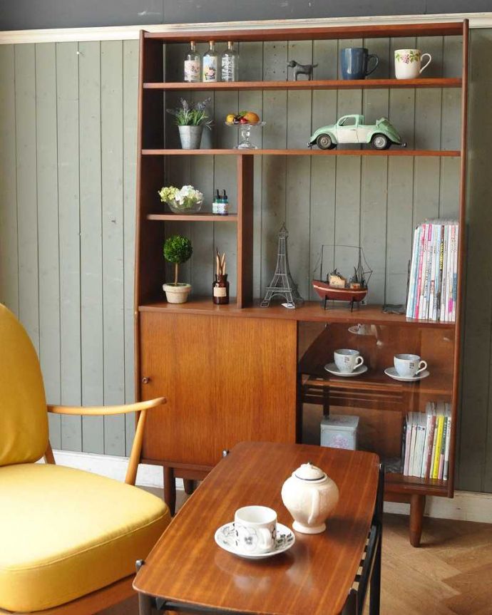 アンティークのキャビネット　アンティーク家具　本棚や飾り棚に使えるヴィンテージ家具、引き戸付きのキャビネット（ディバイダー）。飾りながらたっぷりしまえる可愛いシェルフです！リビングでおもちゃを飾ってもいいですね。(x-800-f)