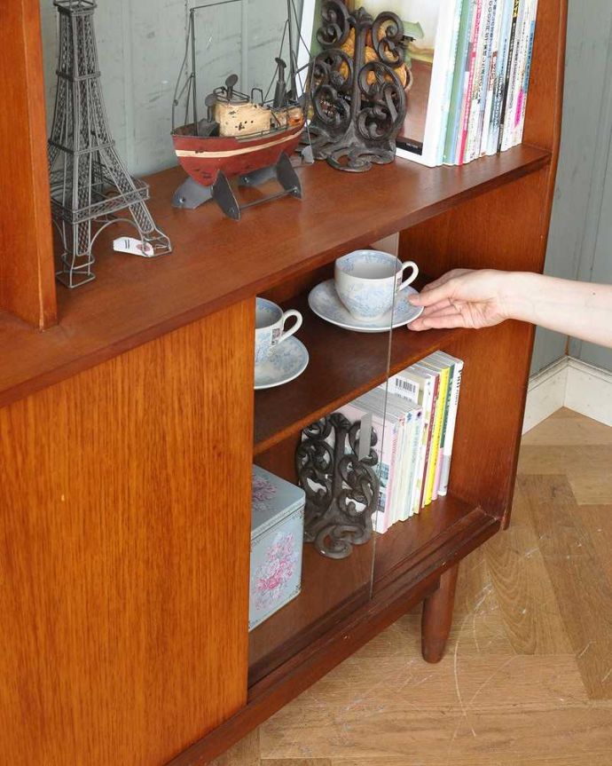 アンティークのキャビネット　アンティーク家具　本棚や飾り棚に使えるヴィンテージ家具、引き戸付きのキャビネット（ディバイダー）。中にものをたっぷり収納しながら、お部屋までかっこよく見せてくれます。(x-800-f)