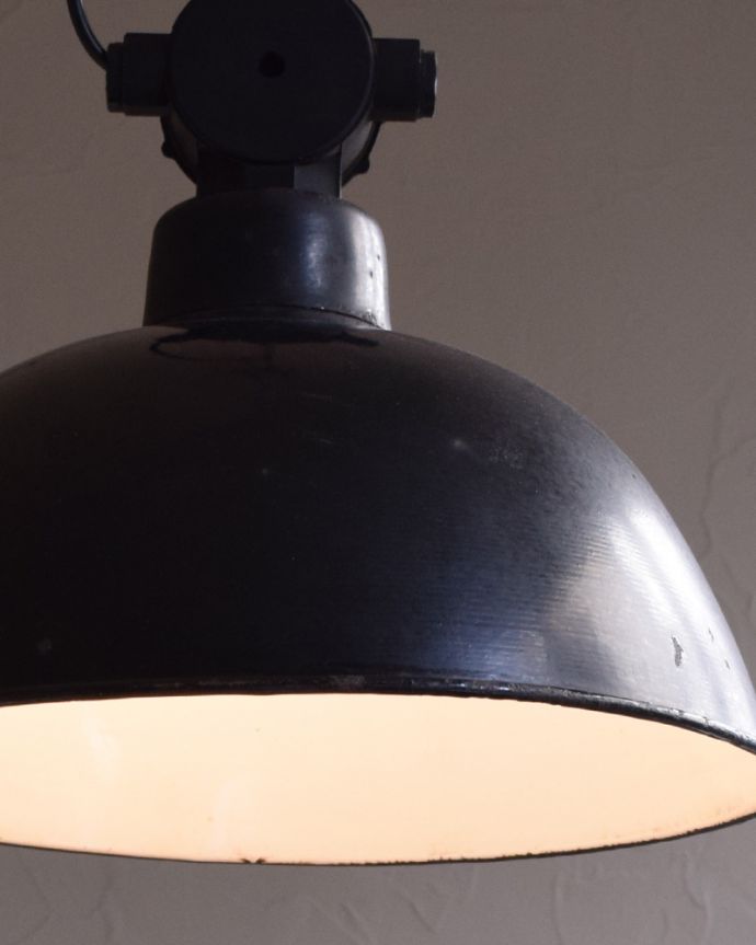 ペンダントライト 照明・ライティング LBL社のドーム型シェードのヴィンテージエナメルランプ(E26球付き)。シェードの内側は、ホワイトに仕上がっているので、明るいです。(x-801-z)