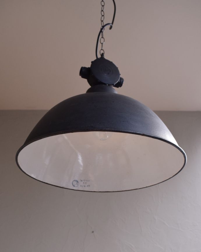ペンダントライト 照明・ライティング LBL社のドーム型シェードのヴィンテージエナメルランプ(E26球付き)。オーバーホール済みなので安心してお使い頂けます。(x-801-z)