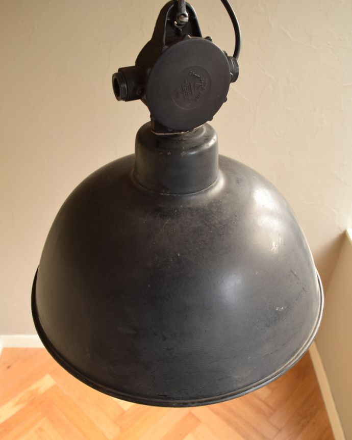 ペンダントライト 照明・ライティング LBL社のドーム型シェードのヴィンテージエナメルランプ(E26球付き)。アンティークのため、多少の欠け・傷がある場合がありますが、使用上問題はありませんので、ご了承下さい。(x-801-z)