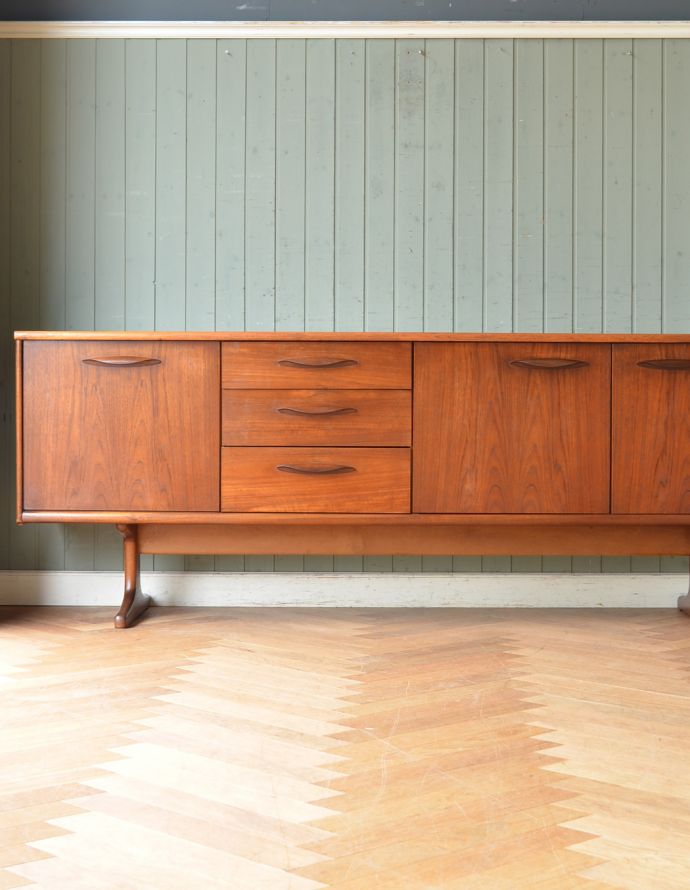 アンティークのキャビネット アンティーク家具 スッキリとしたスマートなデザインが人気、ヴィンテージサイドボード(マッキントッシュ)。リビングで電話などの置き場所として使っても最適です。(x-802-f)