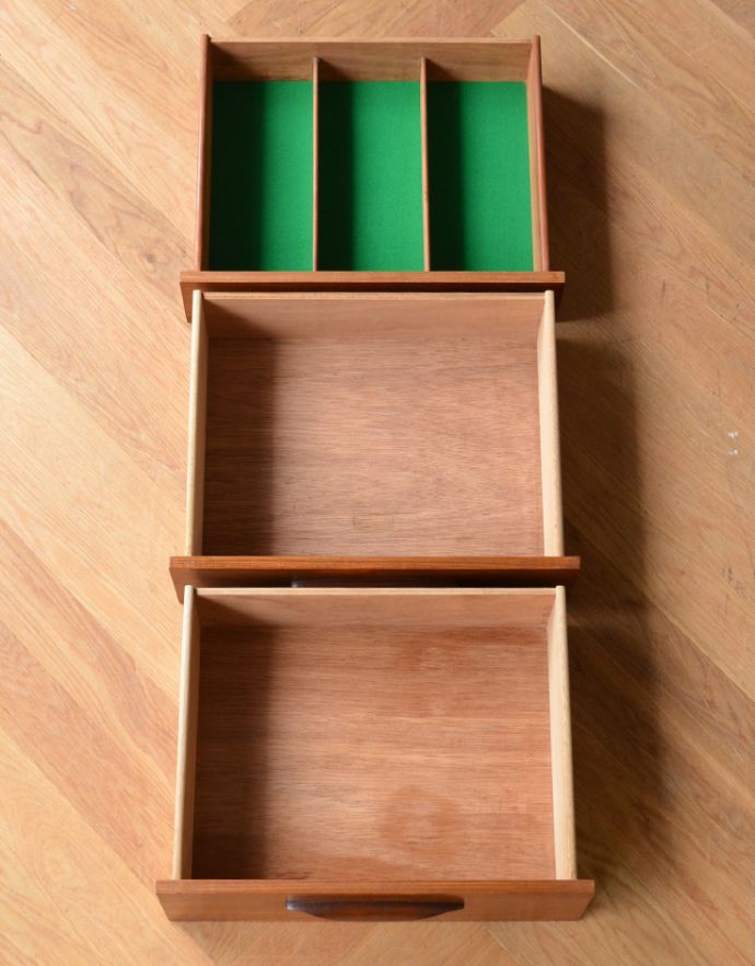 アンティークのキャビネット アンティーク家具 スッキリとしたスマートなデザインが人気、ヴィンテージサイドボード(マッキントッシュ)。引き出しがあるので細かいものもしまえます。(x-802-f)