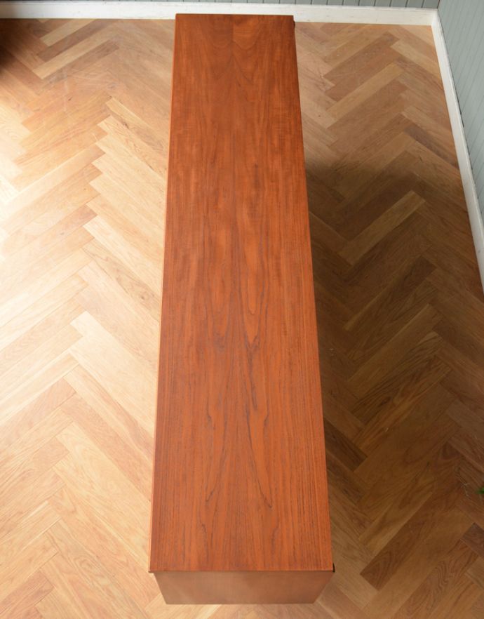 アンティークのキャビネット アンティーク家具 スッキリとしたスマートなデザインが人気、ヴィンテージサイドボード(マッキントッシュ)。天板もキレイに塗装を仕上げました。(x-802-f)