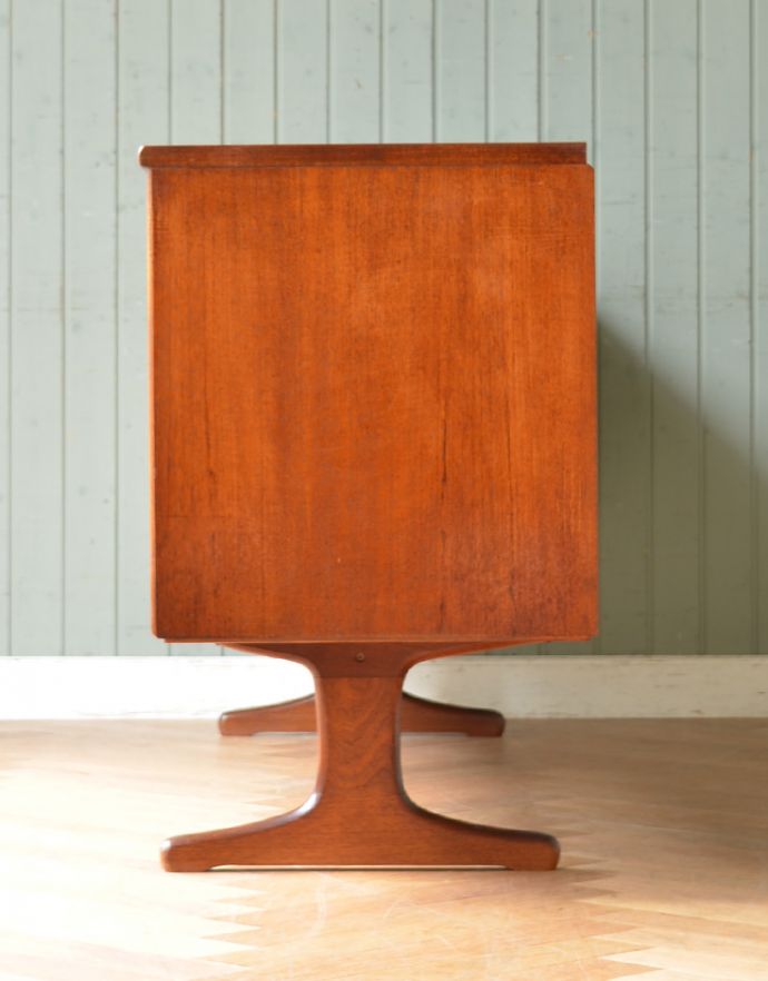 アンティークのキャビネット アンティーク家具 スッキリとしたスマートなデザインが人気、ヴィンテージサイドボード(マッキントッシュ)。サイドから見てもキレイな状態です。(x-802-f)