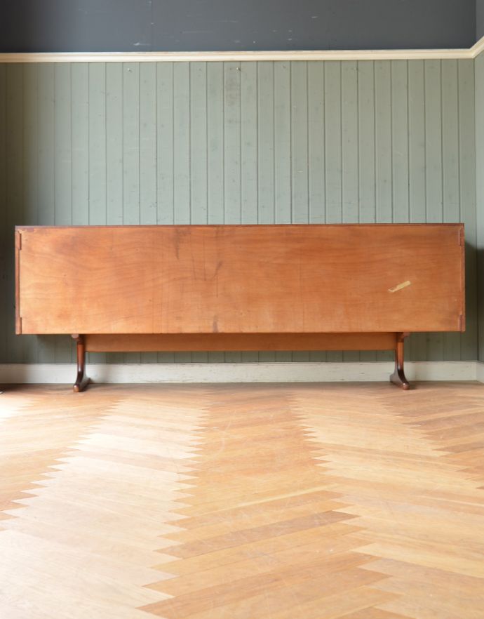 アンティークのキャビネット アンティーク家具 スッキリとしたスマートなデザインが人気、ヴィンテージサイドボード(マッキントッシュ)。きちんとメンテナンスしてあるので、裏側もキレイです。(x-802-f)