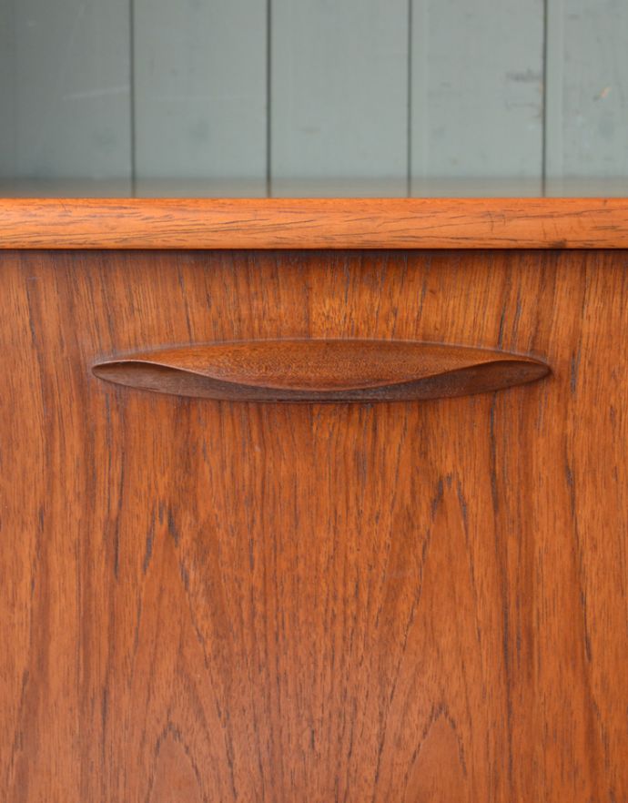 アンティークのキャビネット アンティーク家具 スッキリとしたスマートなデザインが人気、ヴィンテージサイドボード(マッキントッシュ)。開閉しやすい形の取っ手です。(x-802-f)