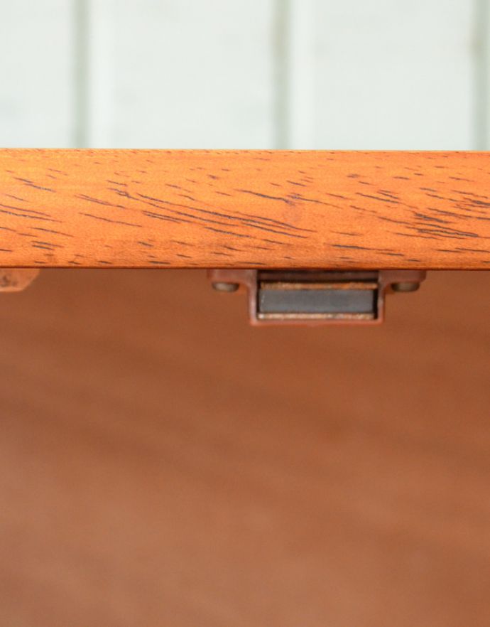 アンティークのキャビネット アンティーク家具 スッキリとしたスマートなデザインが人気、ヴィンテージサイドボード(マッキントッシュ)。扉の開け閉めがしやすいよう、マグネットを取り付けてあります。(x-802-f)