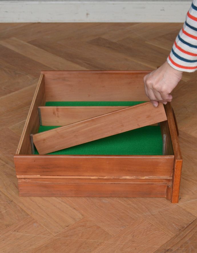 アンティークのキャビネット アンティーク家具 スッキリとしたスマートなデザインが人気、ヴィンテージサイドボード(マッキントッシュ)。引き出しの最上段はフェルトが張ってあるので、アクセサリーなどそのまま入れられます。(x-802-f)