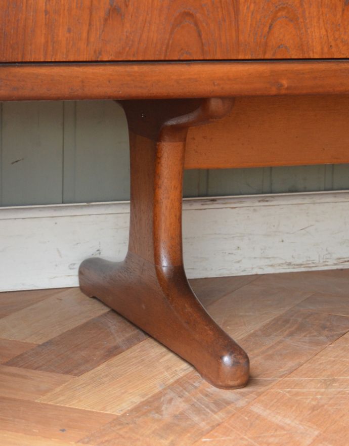 アンティークのキャビネット アンティーク家具 スッキリとしたスマートなデザインが人気、ヴィンテージサイドボード(マッキントッシュ)。脚はすっきりしたデザインです。(x-802-f)