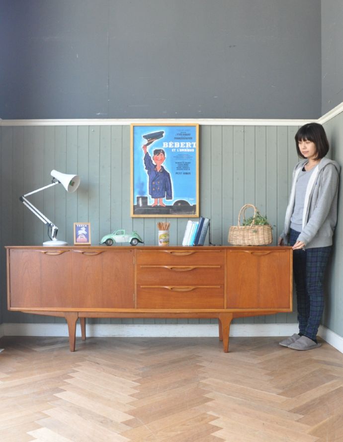 アンティークのキャビネット　アンティーク家具　チーク材のゆったりサイズなビンテージ家具、シンプルなサイドボード。脚があるので軽やかな印象です。(x-804-f)