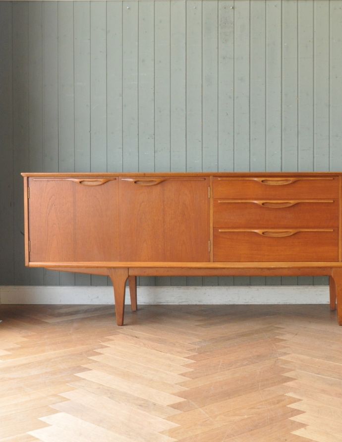 アンティークのキャビネット　アンティーク家具　チーク材のゆったりサイズなビンテージ家具、シンプルなサイドボード。リビングで電話などの置き場所として使っても最適です。(x-804-f)