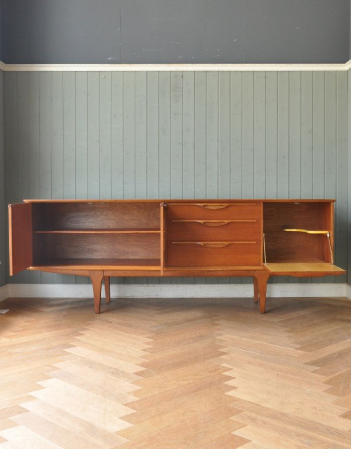 アンティークのキャビネット　アンティーク家具　チーク材のゆったりサイズなビンテージ家具、シンプルなサイドボード。扉の奥はたっぷり収納。(x-804-f)