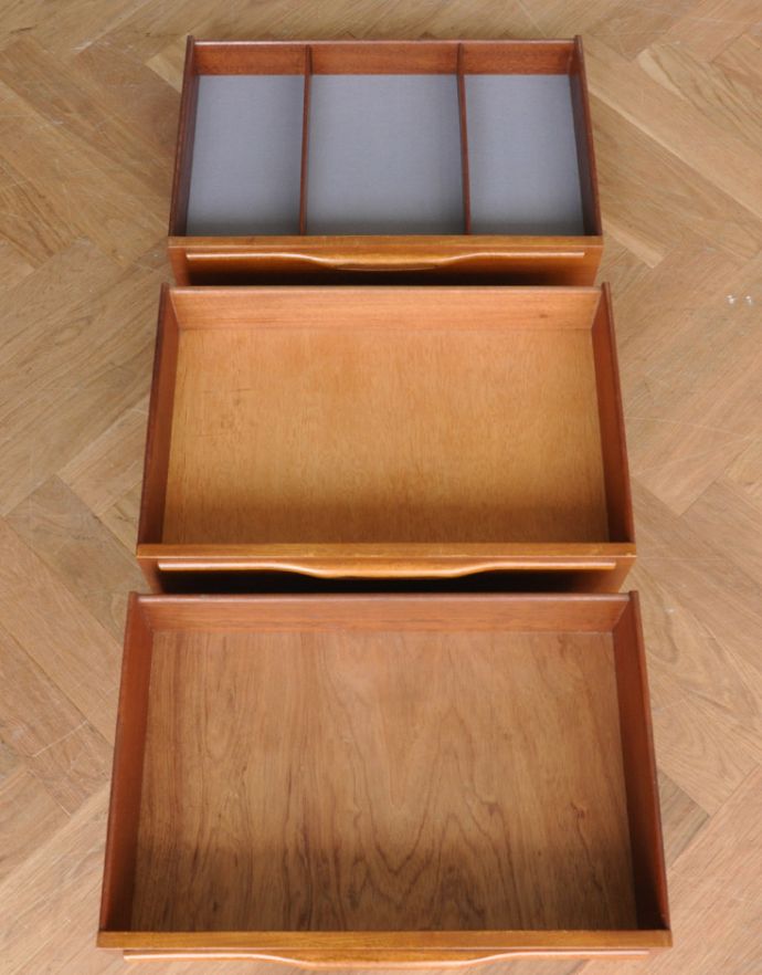 アンティークのキャビネット　アンティーク家具　チーク材のゆったりサイズなビンテージ家具、シンプルなサイドボード。引き出しがあるので細かいものもしまえます。(x-804-f)