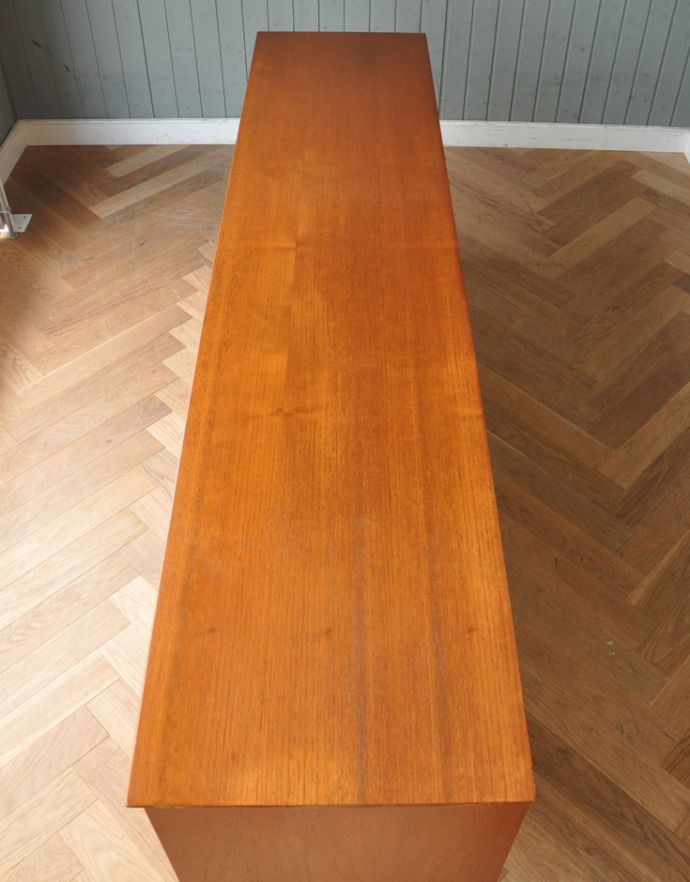 アンティークのキャビネット　アンティーク家具　チーク材のゆったりサイズなビンテージ家具、シンプルなサイドボード。天板もキレイに塗装を仕上げました。(x-804-f)