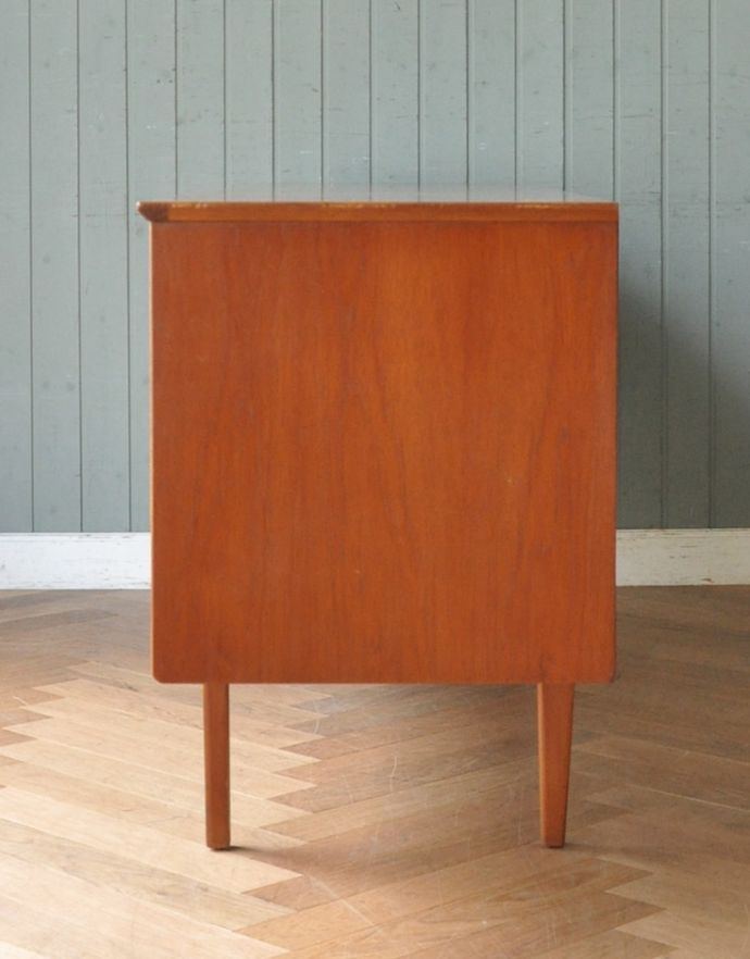 アンティークのキャビネット　アンティーク家具　チーク材のゆったりサイズなビンテージ家具、シンプルなサイドボード。サイドから見てもキレイな状態です。(x-804-f)