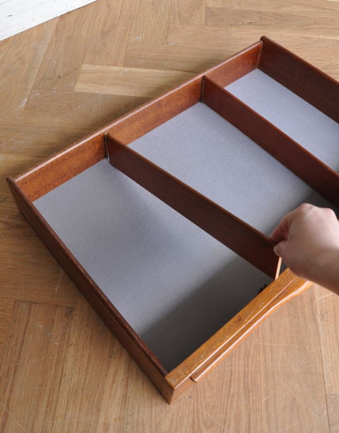 アンティークのキャビネット　アンティーク家具　チーク材のゆったりサイズなビンテージ家具、シンプルなサイドボード。引き出し内にある仕切り板は、取り外しできます。(x-804-f)