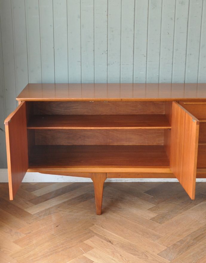 アンティークのキャビネット　アンティーク家具　チーク材のゆったりサイズなビンテージ家具、シンプルなサイドボード。棚板が付いているのできちんと整理整頓ができます。(x-804-f)