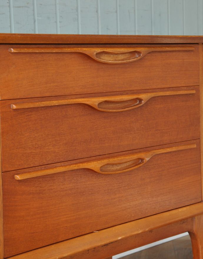 アンティークのキャビネット　アンティーク家具　チーク材のゆったりサイズなビンテージ家具、シンプルなサイドボード。シンプルかつ使いやすい取っ手です。(x-804-f)