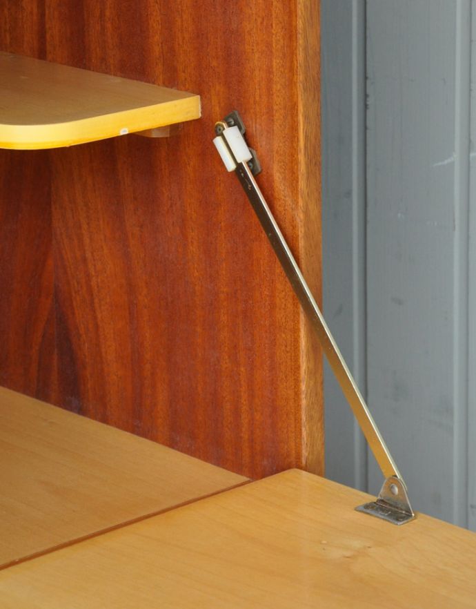 アンティークのキャビネット　アンティーク家具　チーク材のゆったりサイズなビンテージ家具、シンプルなサイドボード。扉にはキチンとステーがついています。(x-804-f)