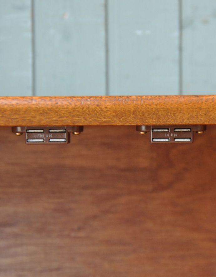 アンティークのキャビネット　アンティーク家具　チーク材のゆったりサイズなビンテージ家具、シンプルなサイドボード。扉にはマグネットが付いているので、開け閉めがスムーズです。(x-804-f)