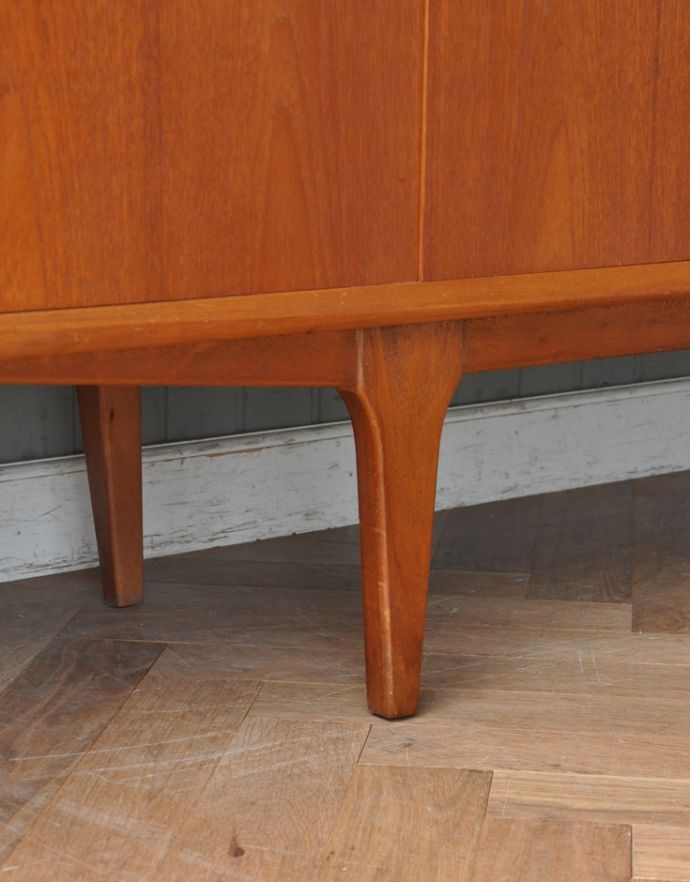 アンティークのキャビネット　アンティーク家具　チーク材のゆったりサイズなビンテージ家具、シンプルなサイドボード。きちんと支えます。(x-804-f)