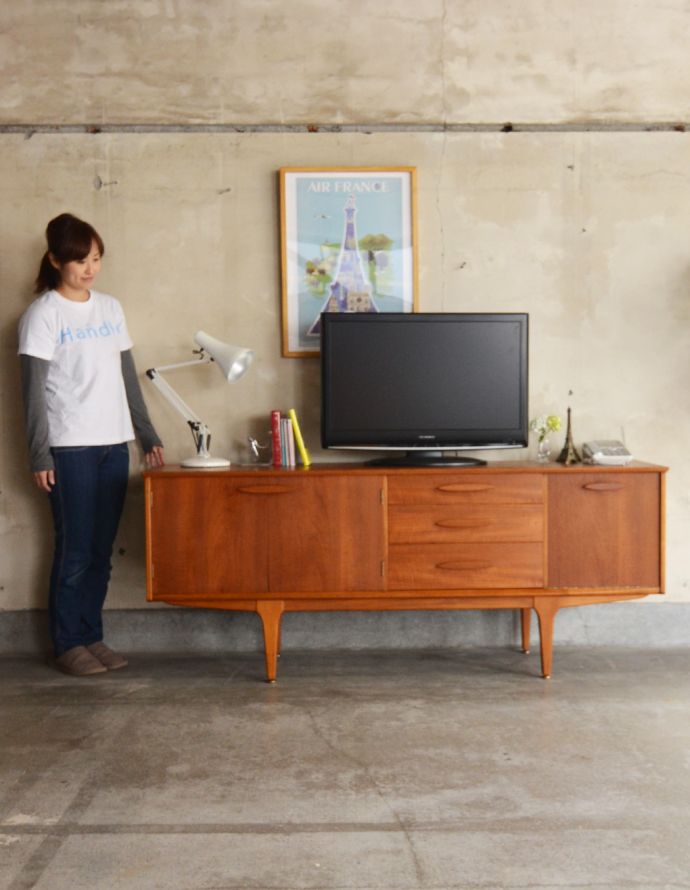 北欧キャビネット　アンティーク家具　シャープなデザインが印象的な北欧スタイルのヴィンテージサイドボード。脚があるので軽やかな印象です。(x-805-f)