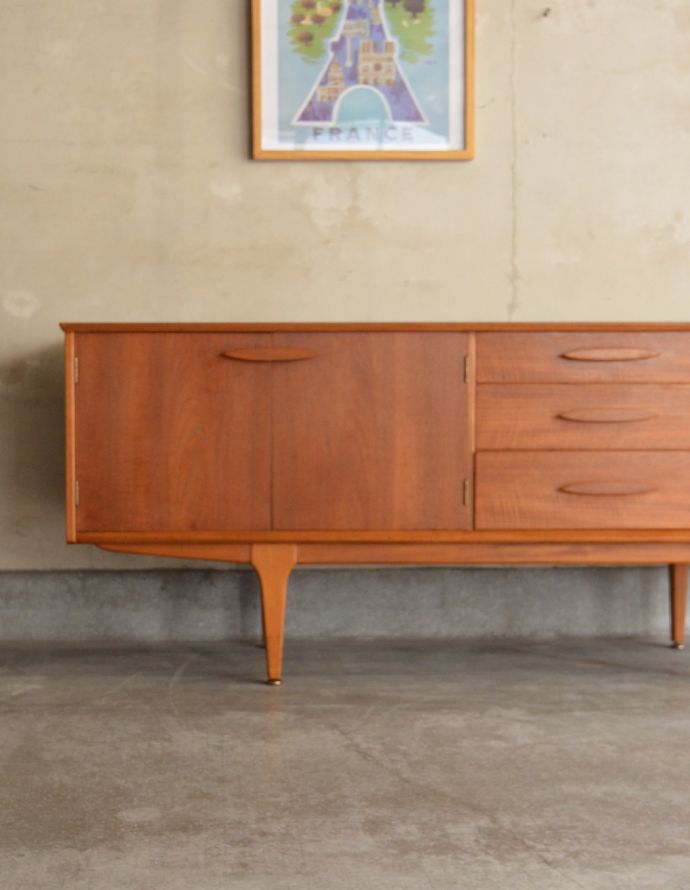 北欧キャビネット　アンティーク家具　シャープなデザインが印象的な北欧スタイルのヴィンテージサイドボード。リビングで電話などの置き場所として使っても最適です。(x-805-f)