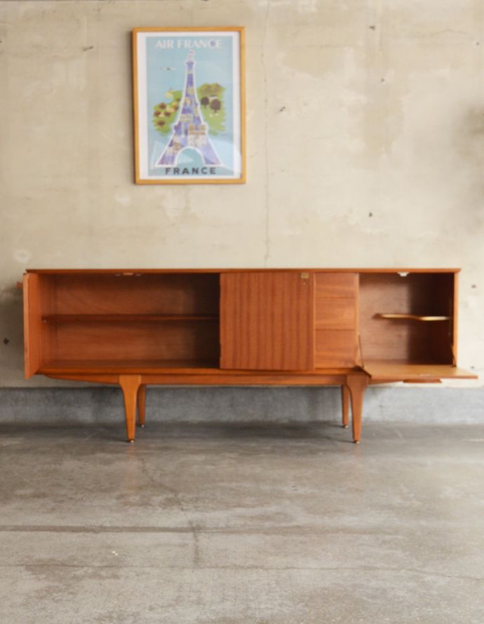 北欧キャビネット　アンティーク家具　シャープなデザインが印象的な北欧スタイルのヴィンテージサイドボード。扉の奥はたっぷり収納。(x-805-f)