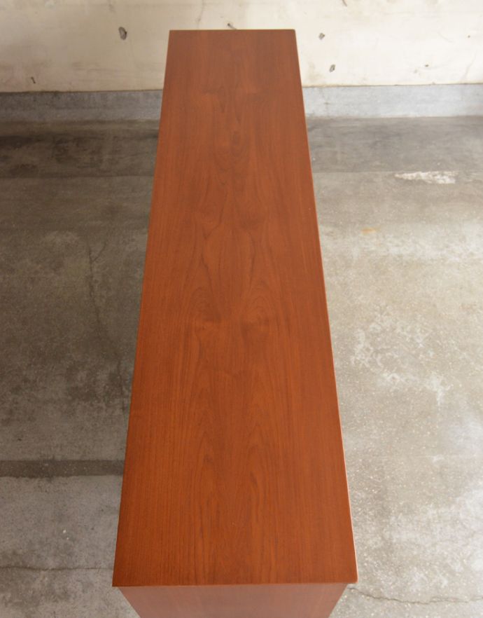 北欧キャビネット　アンティーク家具　シャープなデザインが印象的な北欧スタイルのヴィンテージサイドボード。天板もキレイに塗装を仕上げました。(x-805-f)