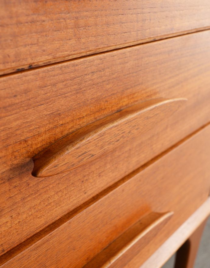 北欧キャビネット　アンティーク家具　シャープなデザインが印象的な北欧スタイルのヴィンテージサイドボード。シンプルかつ使いやすい取っ手です。(x-805-f)