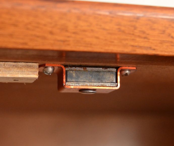 北欧キャビネット　アンティーク家具　シャープなデザインが印象的な北欧スタイルのヴィンテージサイドボード。扉にはマグネットが付いているので、開け閉めがスムーズです。(x-805-f)