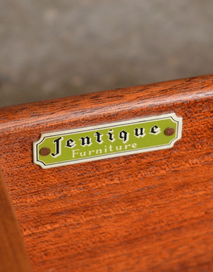 北欧キャビネット　アンティーク家具　シャープなデザインが印象的な北欧スタイルのヴィンテージサイドボード。家具メーカーのものと思われるタグが残っていました。(x-805-f)