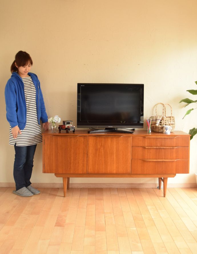 アンティークのキャビネット　アンティーク家具　シンプルな万人受けするデザインのヴィンテージサイドボード。脚があるので軽やかな印象です。(x-806-f)