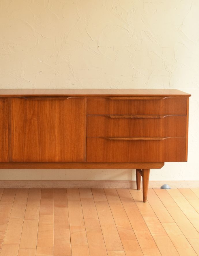 アンティークのキャビネット　アンティーク家具　シンプルな万人受けするデザインのヴィンテージサイドボード。リビングで電話などの置き場所として使っても最適です。(x-806-f)