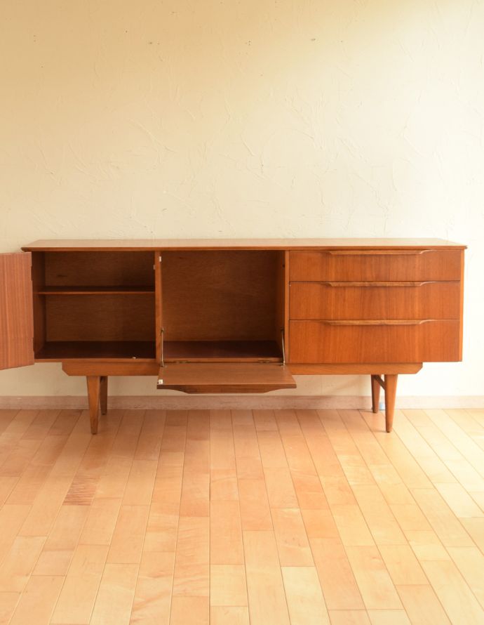 アンティークのキャビネット　アンティーク家具　シンプルな万人受けするデザインのヴィンテージサイドボード。扉の奥はたっぷり収納。(x-806-f)