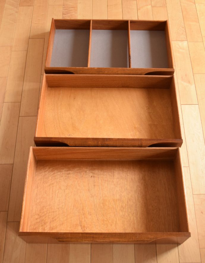 アンティークのキャビネット　アンティーク家具　シンプルな万人受けするデザインのヴィンテージサイドボード。引き出しがあるので細かいものもしまえます。(x-806-f)