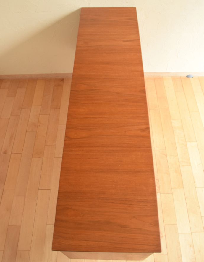 アンティークのキャビネット　アンティーク家具　シンプルな万人受けするデザインのヴィンテージサイドボード。天板もキレイに塗装を仕上げました。(x-806-f)