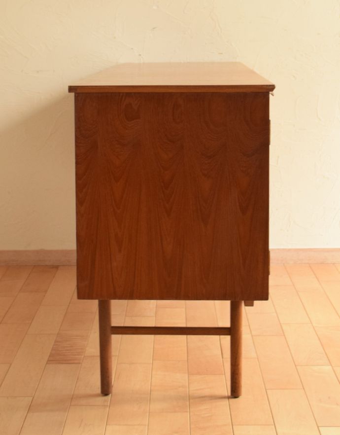 アンティークのキャビネット　アンティーク家具　シンプルな万人受けするデザインのヴィンテージサイドボード。サイドから見てもキレイな状態です。(x-806-f)