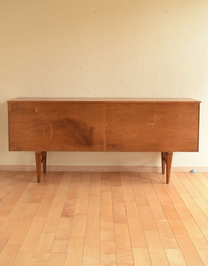 アンティークのキャビネット　アンティーク家具　チーク材のゆったりサイズなビンテージ家具、シンプルなサイドボード。きちんとメンテナンスしてあるので、裏側もキレイです。(x-804-f)