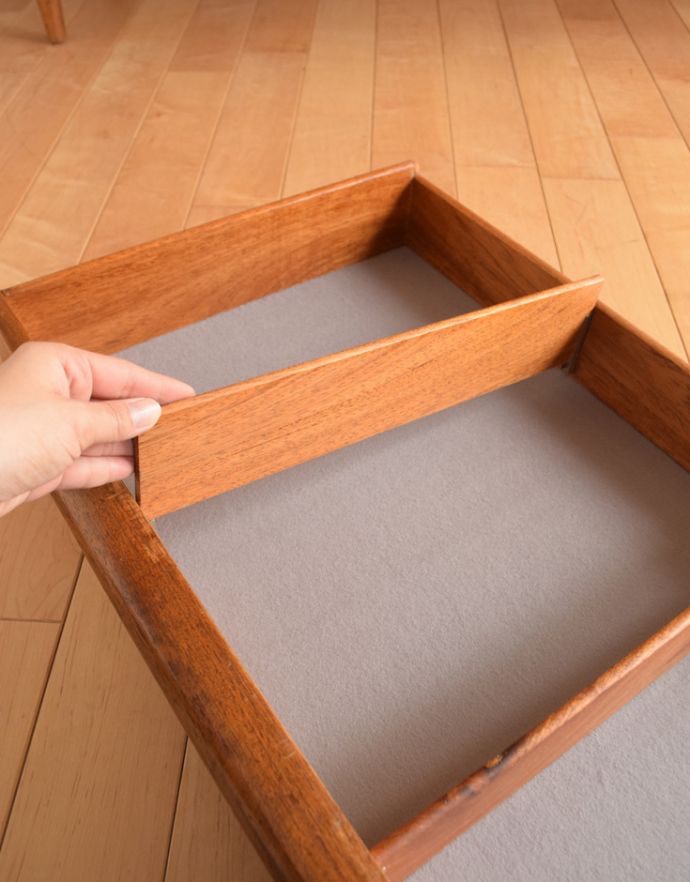 アンティークのキャビネット　アンティーク家具　シンプルな万人受けするデザインのヴィンテージサイドボード。引き出し内にある仕切り板は、取り外しできます。(x-806-f)