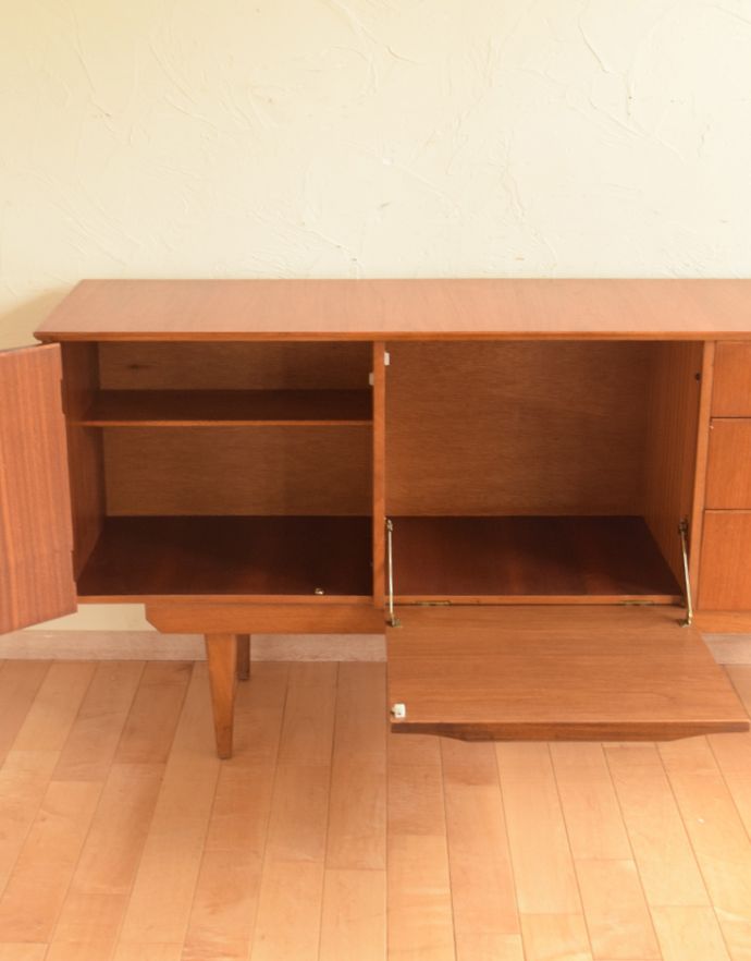 アンティークのキャビネット　アンティーク家具　シンプルな万人受けするデザインのヴィンテージサイドボード。棚板が付いているのできちんと整理整頓ができます。(x-806-f)