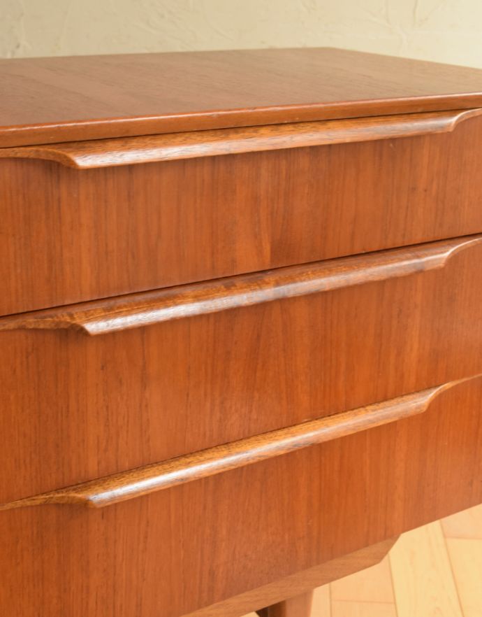 アンティークのキャビネット　アンティーク家具　シンプルな万人受けするデザインのヴィンテージサイドボード。シンプルかつ使いやすい取っ手です。(x-806-f)