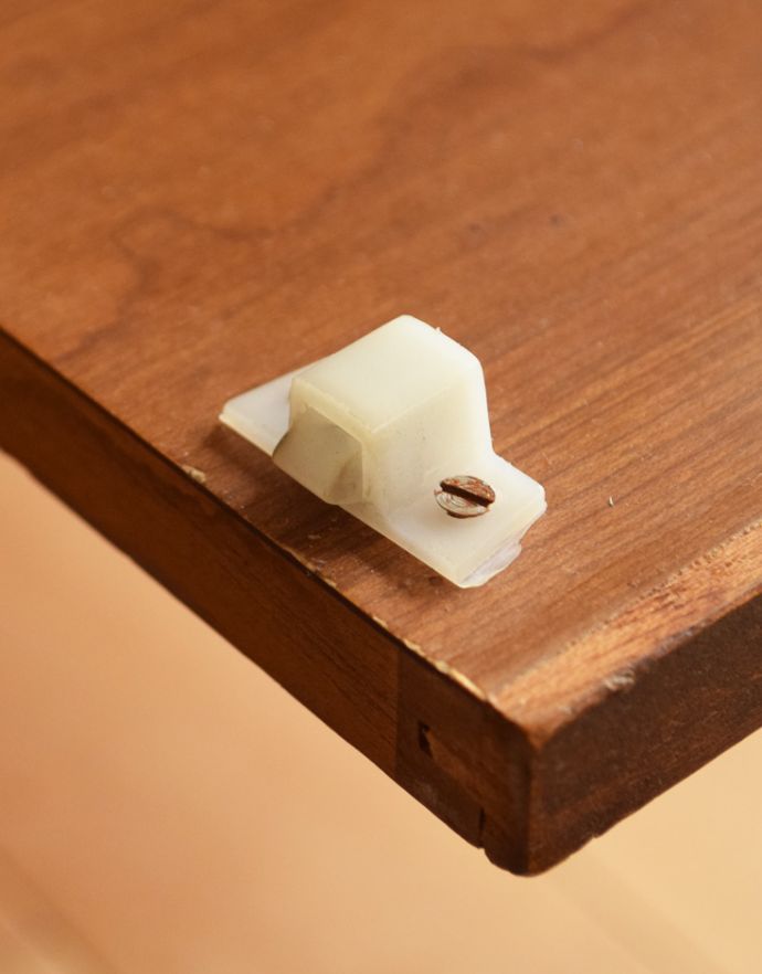 アンティークのキャビネット　アンティーク家具　シンプルな万人受けするデザインのヴィンテージサイドボード。扉にはマグネットが付いているので、開け閉めがスムーズです。(x-806-f)