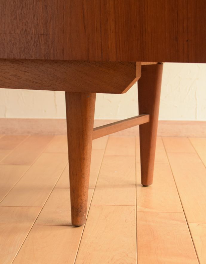 アンティークのキャビネット　アンティーク家具　シンプルな万人受けするデザインのヴィンテージサイドボード。きちんと支えます。(x-806-f)