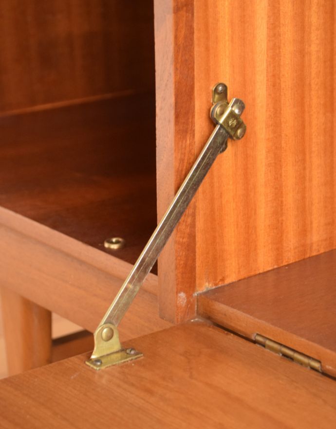 アンティークのキャビネット　アンティーク家具　シンプルな万人受けするデザインのヴィンテージサイドボード。扉にはキチンとステーがついています。(x-806-f)