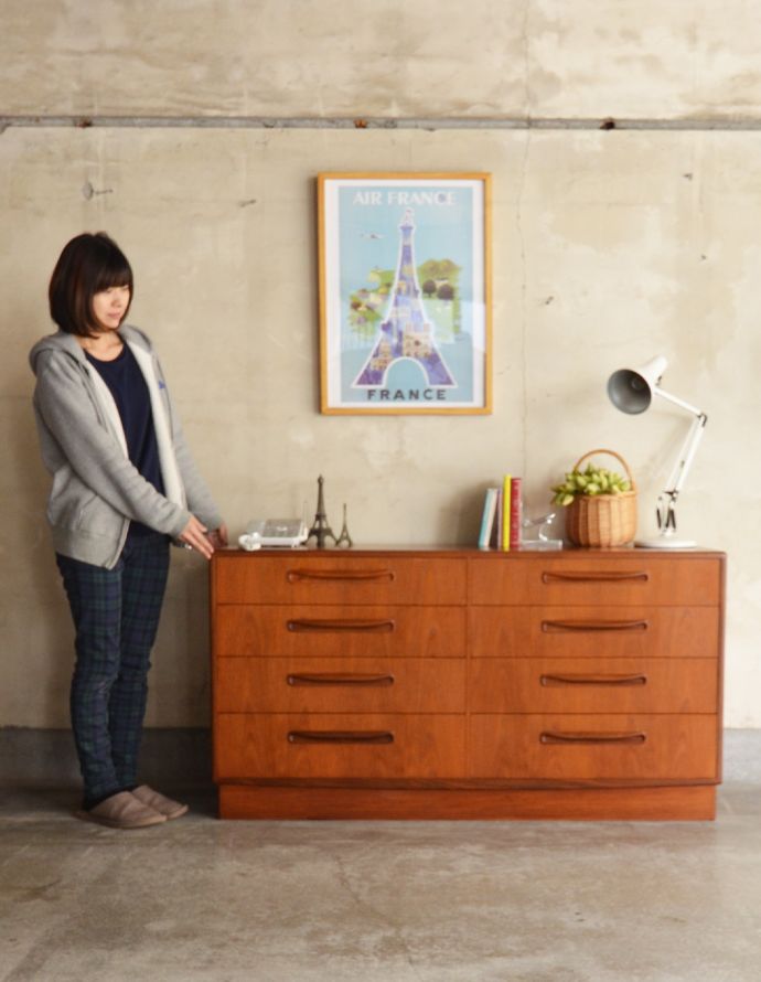 アンティークのチェスト アンティーク家具 お洋服収納におススメしたいヴィンテージのワイドチェスト(G-PLAN)。スッキリとかっこいいデザインが特徴のアンティークチェスト。(x-807-f)