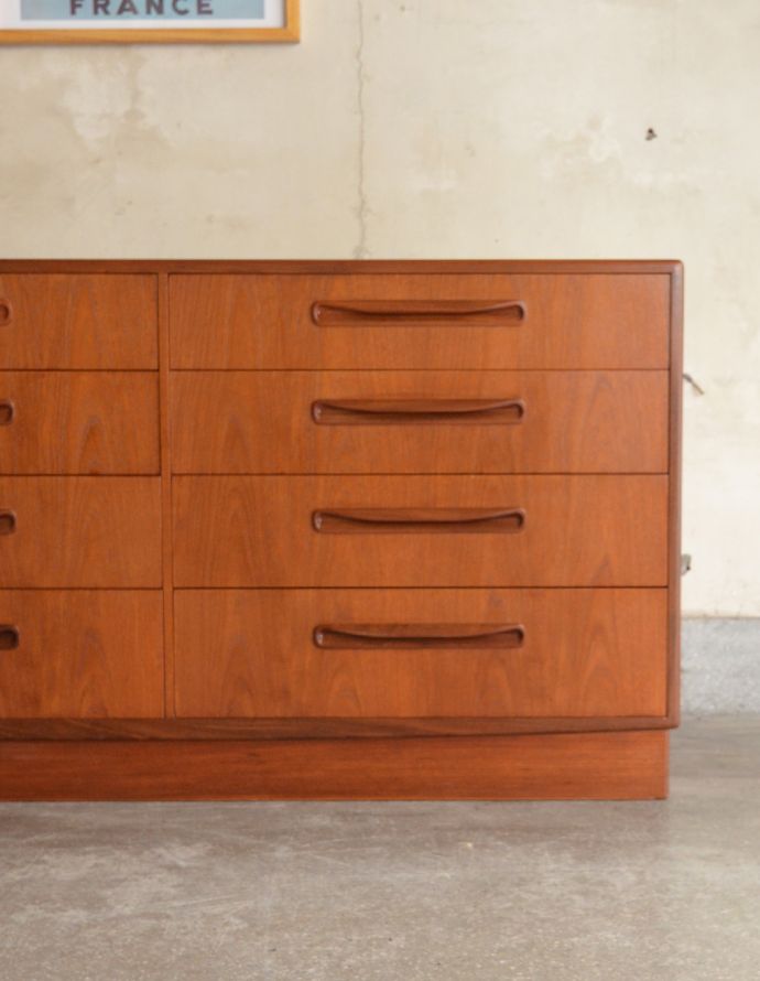 アンティークのチェスト アンティーク家具 お洋服収納におススメしたいヴィンテージのワイドチェスト(G-PLAN)。リビングで電話などの置き場所として使っても最適です。(x-807-f)